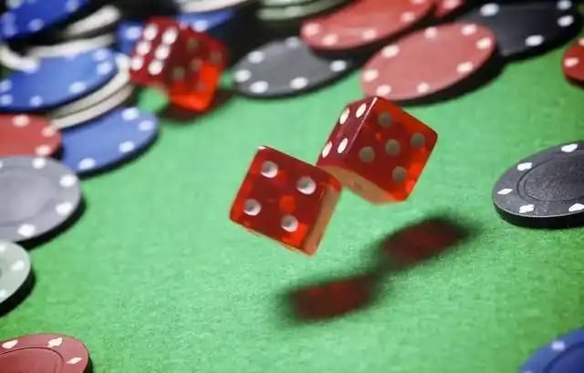Suasana antusias penonton pertandingan sepak bola dan bulu tangkis di Indonesia